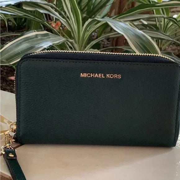 MICHAEL KORS JET SET LARGE FLAT GREEN LEATHER WALLET/WRISTLET PHONE CASE NEW TAG - Picture 1 of 12